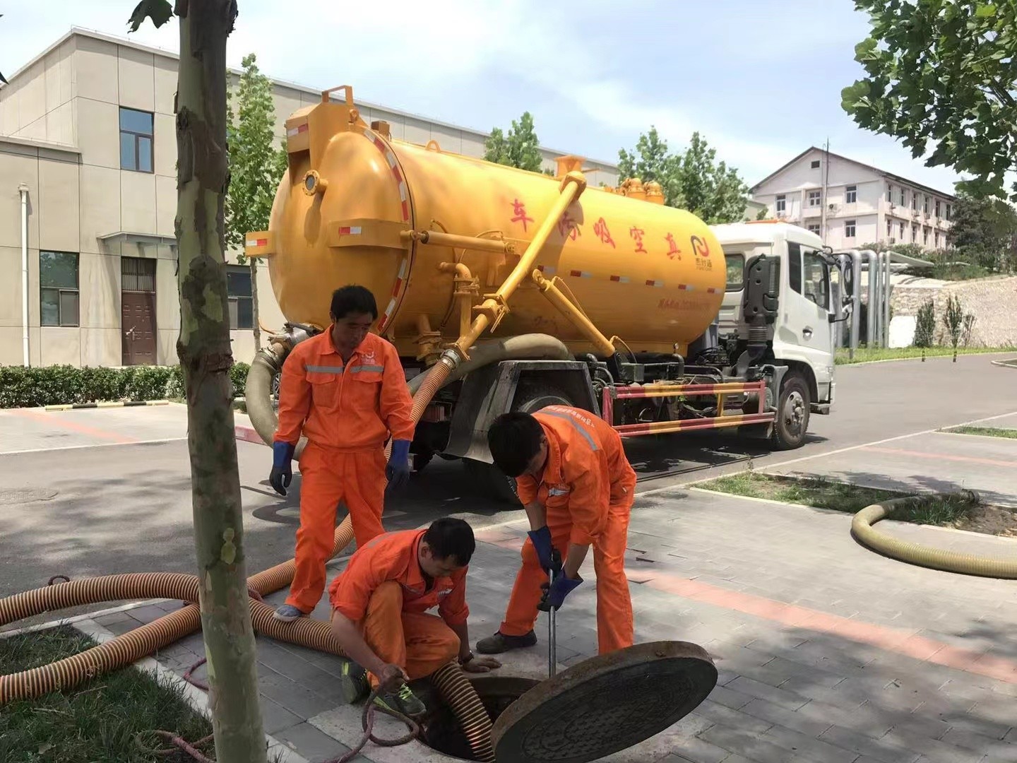 浦城管道疏通车停在窨井附近